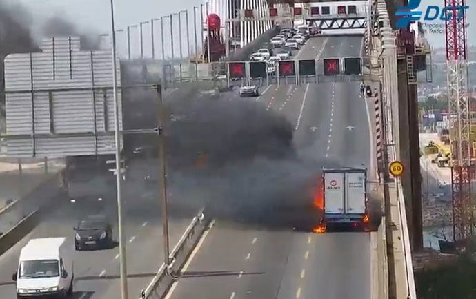 Cortado un carril del Puente del Centenario de Sevilla por el incendio de un camión