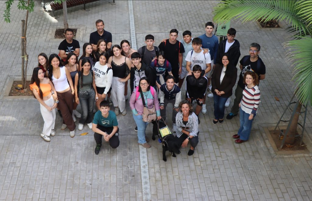 Treinta estudiantes del IES Galiana aprenden sobre perros guía en la US