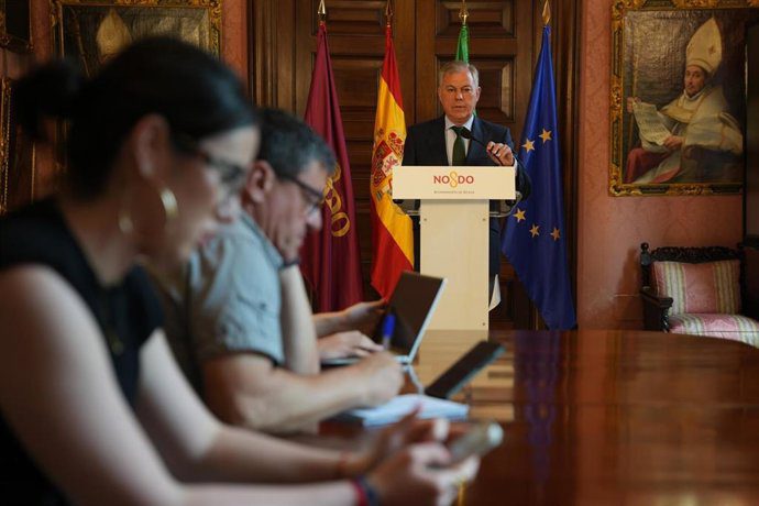Sanz pide el cese de Puente por la paralización de las obras del Centenario