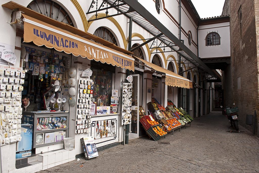Comer en el Mercado de la calle Feria y los bares de toda la vida de su entorno, lejos del ruido turístico de la Alameda