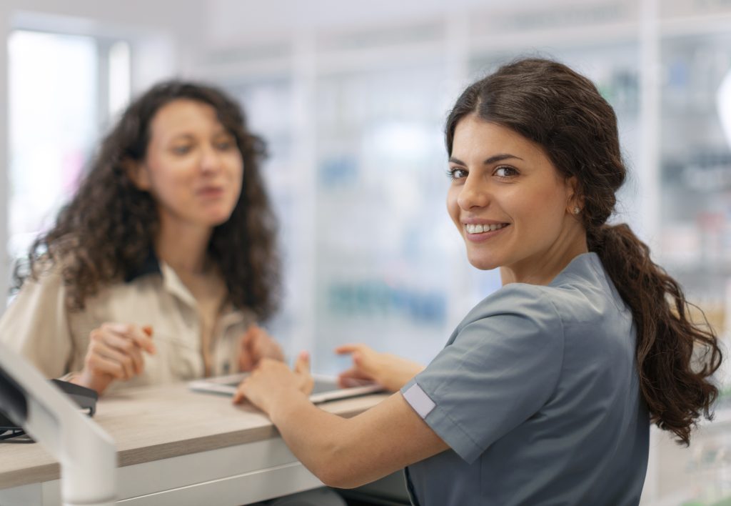Recepcionista de clínica en Sevilla: contrato indefinido y 970€/mes