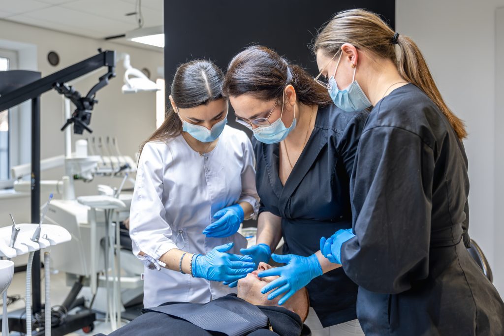 Auxiliar de Clínica Dental en Estepa: 1.425€/mes y contrato temporal