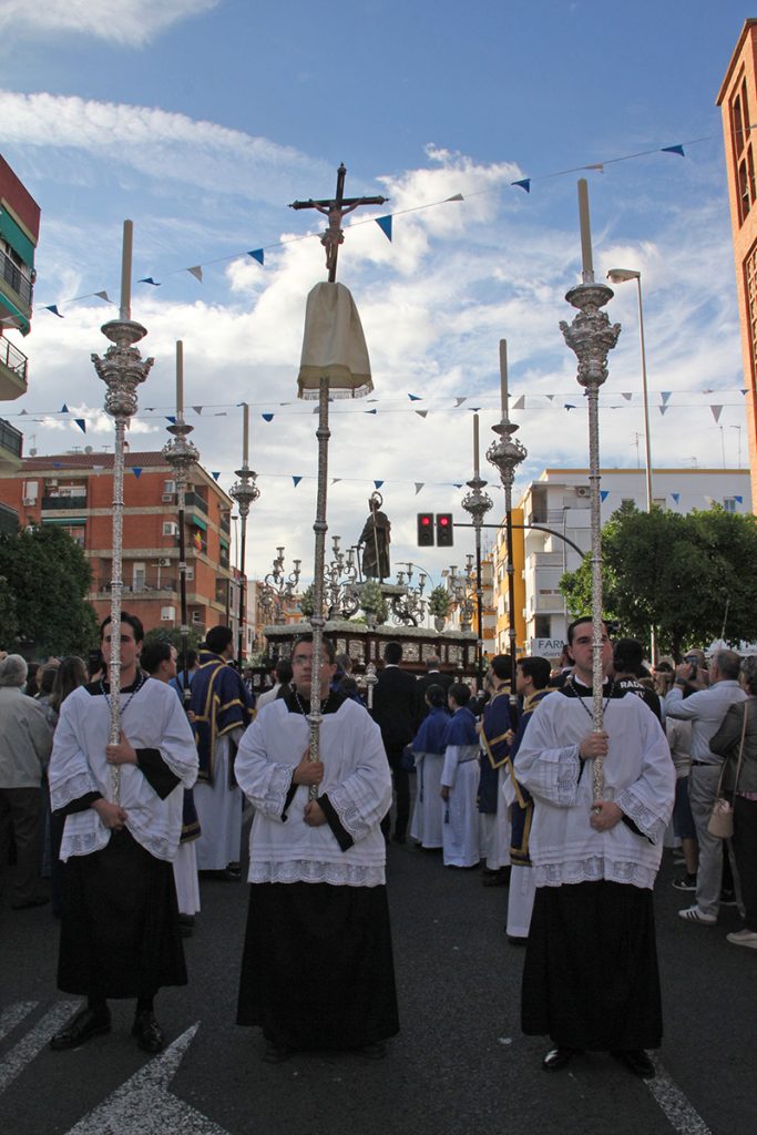Las calles de Sevilla se llenan de flores y música con la procesión de San José Obrero