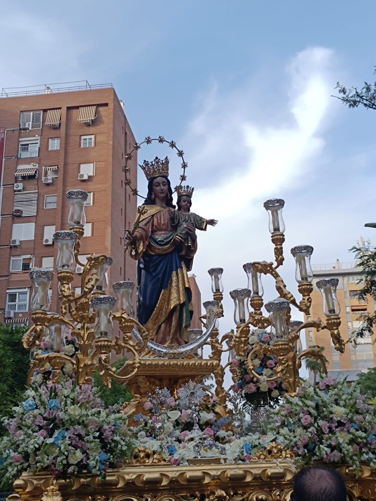 María Auxiliadora de las Salesianas de Nervión procesiona en su barrio