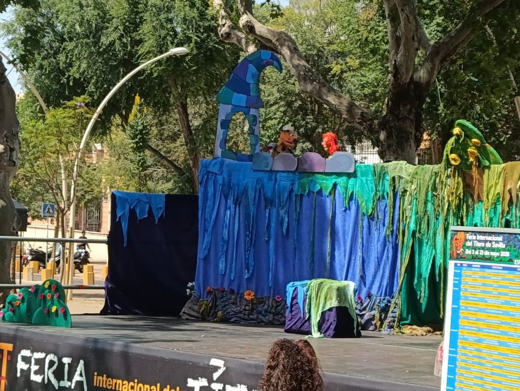 Alta afluencia familiar en la Alameda para 'La princesa y el dragón' en la 46ª Feria del Títere de Sevilla