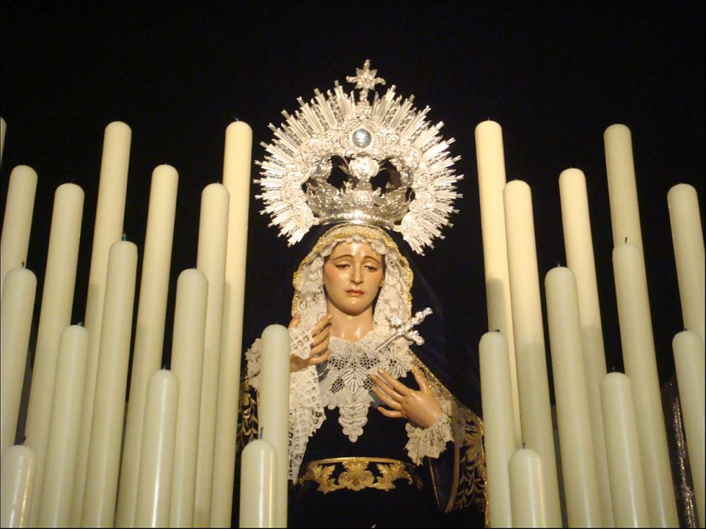 María Santísima de las Tristezas luce su ajuar de Pentecostés en la Vera-Cruz