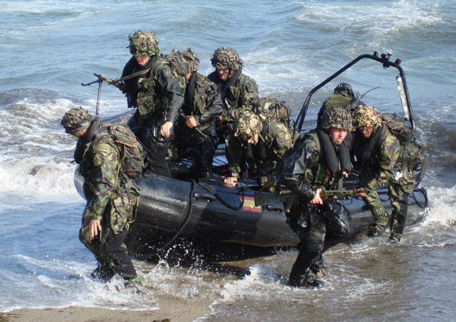 La España de Torrente: Narcos roban 3 lanchas a la Armada en Cádiz durante unas maniobras