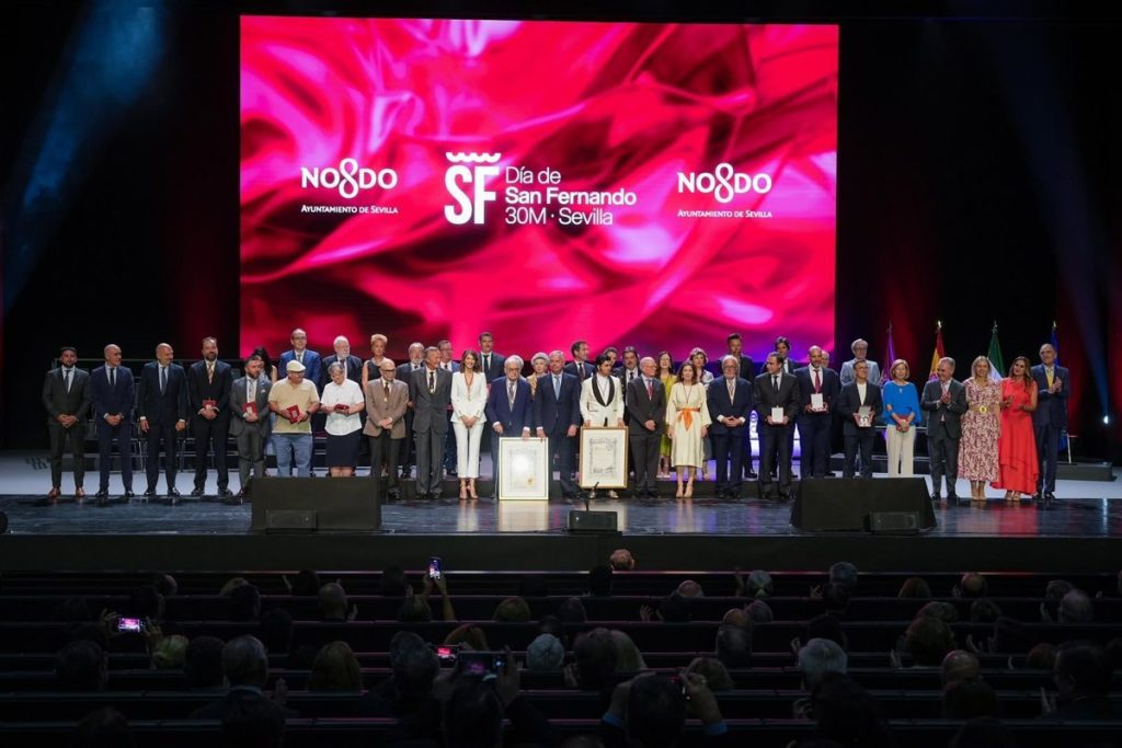 Sevilla reconoce a 32 personas y entidades en el Día de San Fernando