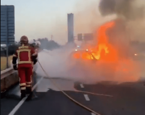 Los bomberos del Aljarafe sofocan el incendio de un turismo en el kilómetro 21 de la SE-30