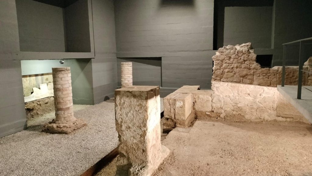 El Alcázar de Sevilla cierra un mes la cripta del Patio de Banderas por desprendimientos