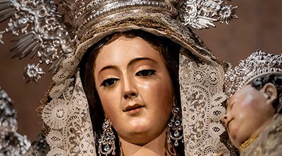 La Virgen del Rosario de la Macarena estrena joyas de aguamarina y vestimenta pascual