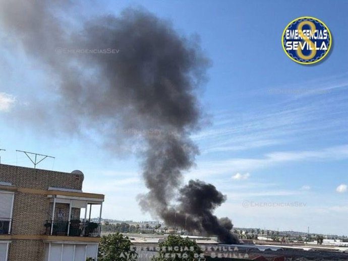 Bomberos controlan sin heridos un incendio en una nave del Polígono Navisa de Sevilla