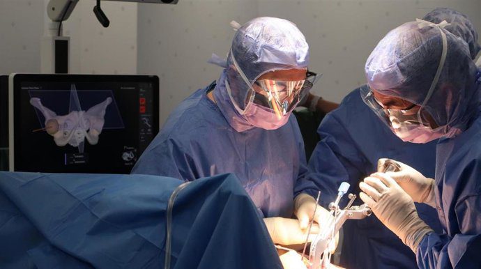 Vithas Sevilla realiza la primera cirugía de cadera robótica en la sanidad hispalense