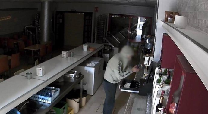 Detenido un hombre por 32 robos en establecimientos de Lora del Río