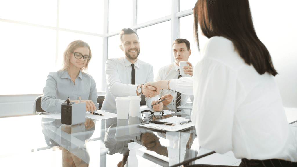 Casi 50 títulos de la US superan el 80% de inserción; el 73% de egresados halla empleo en 2 años