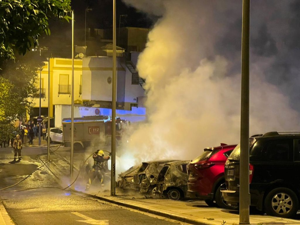 Trece vehículos afectados, siete calcinados, por un incendio de madrugada en Alcalá de Guadaíra