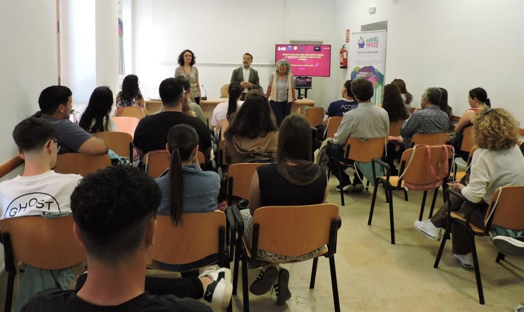 Jóvenes de Las Cabezas de San Juan y Évora comparten en Sevilla proyectos de desarrollo rural