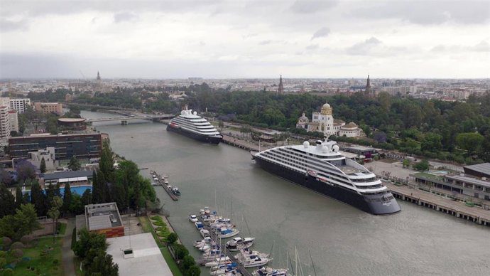 Sevilla recibe por primera vez la doble escala de cruceros de lujo Scenic con 350 pasajeros