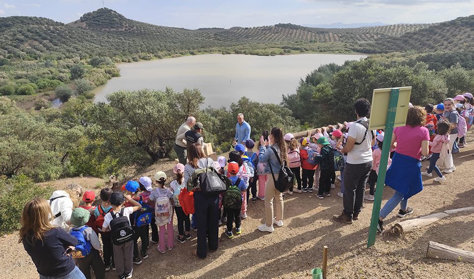 40 escolares de Casariche liberan seis aves en Lucena por el Día de las Migratorias