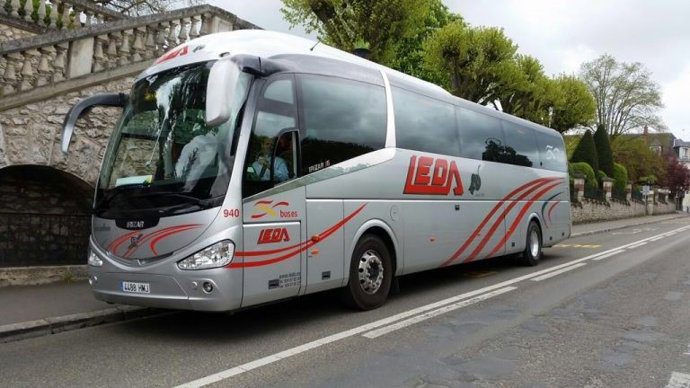 Facua urge al Gobierno y Junta una solución para la ruta de autobús Mérida-Sevilla tras el cese de Leda