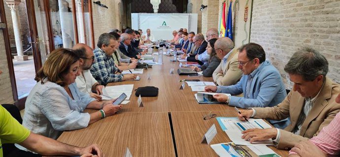 Sevilla activa 10 autobombas y 85 vehículos del Infoca para la campaña de alto riesgo