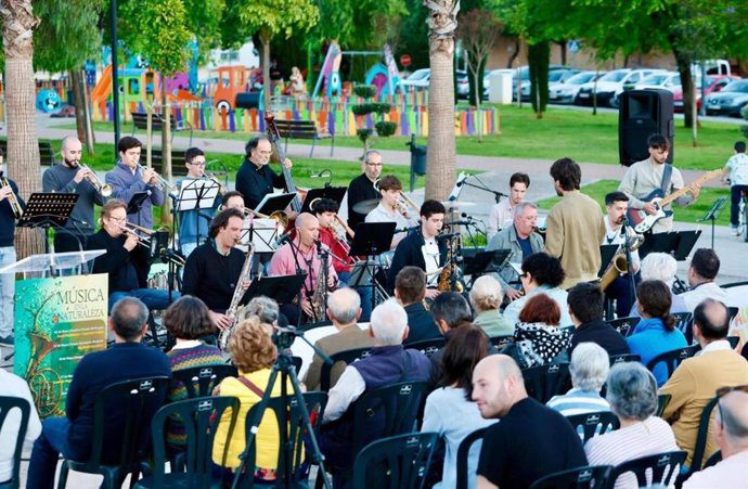 Más de 200 personas asisten al concierto de jazz 'Big Band Guadaíra' en Alcalá