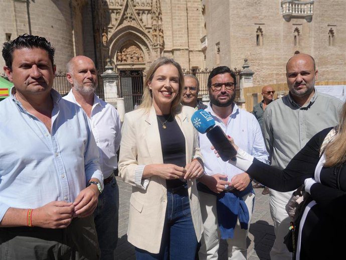 Vox cierra campaña en Sevilla con Abascal y Gavira en la Plaza Virgen de los Reyes