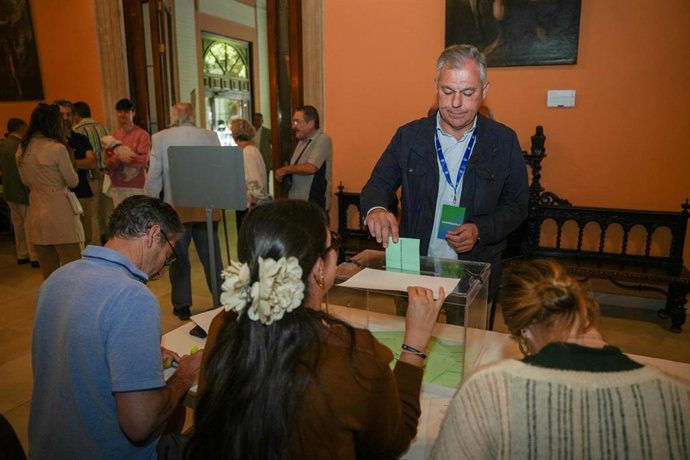 El alcalde de Sevilla vota y destaca la normalidad de la jornada electoral