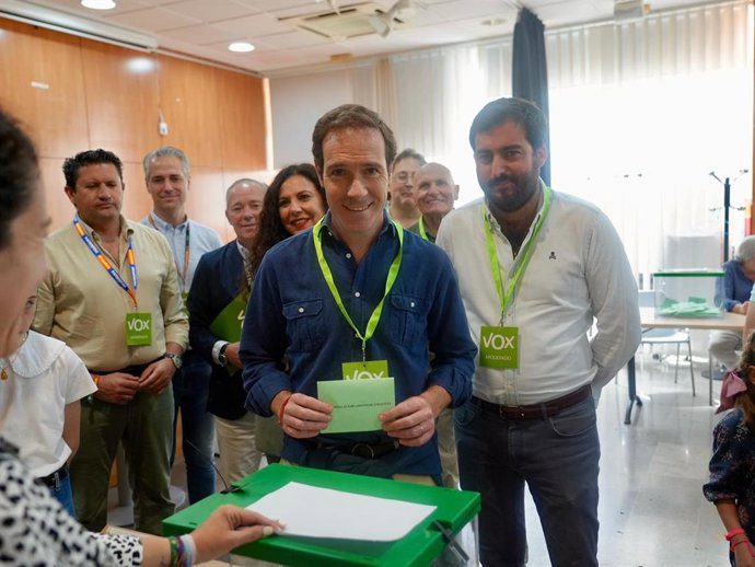 Vox Sevilla condena una presunta agresión a apoderados en La Oliva durante la jornada electoral