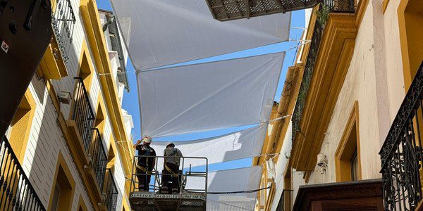 Sevilla inicia la instalación de toldos en 30 calles del Centro con 1,7 millones de inversión