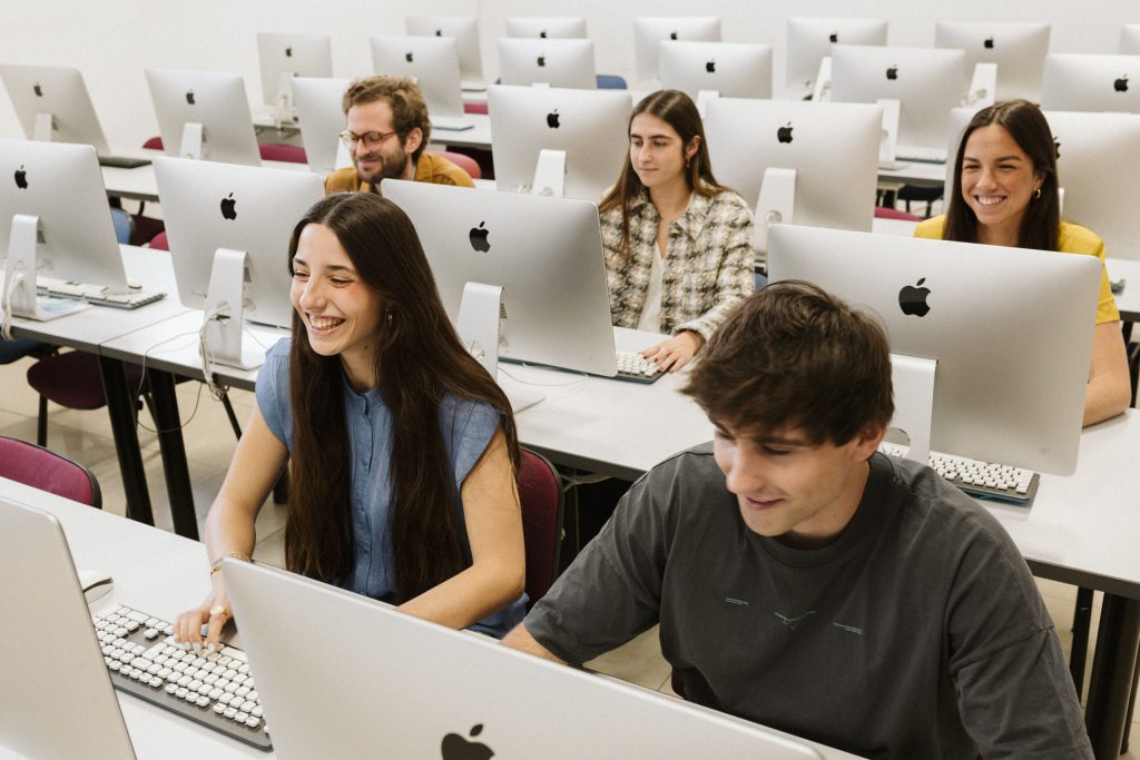 Sevilla lanza el primer programa de IA para productividad profesional en España