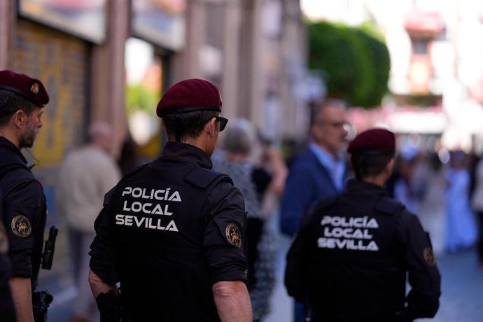 Sevilla estudiará incorporar a 10 agentes sin plaza a los GAR de la Policía Local