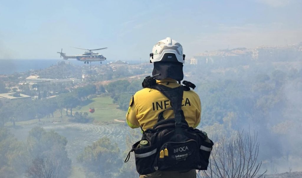 El Infoca estabiliza a las 17:40 el incendio declarado en Almadén de la Plata (Sevilla)