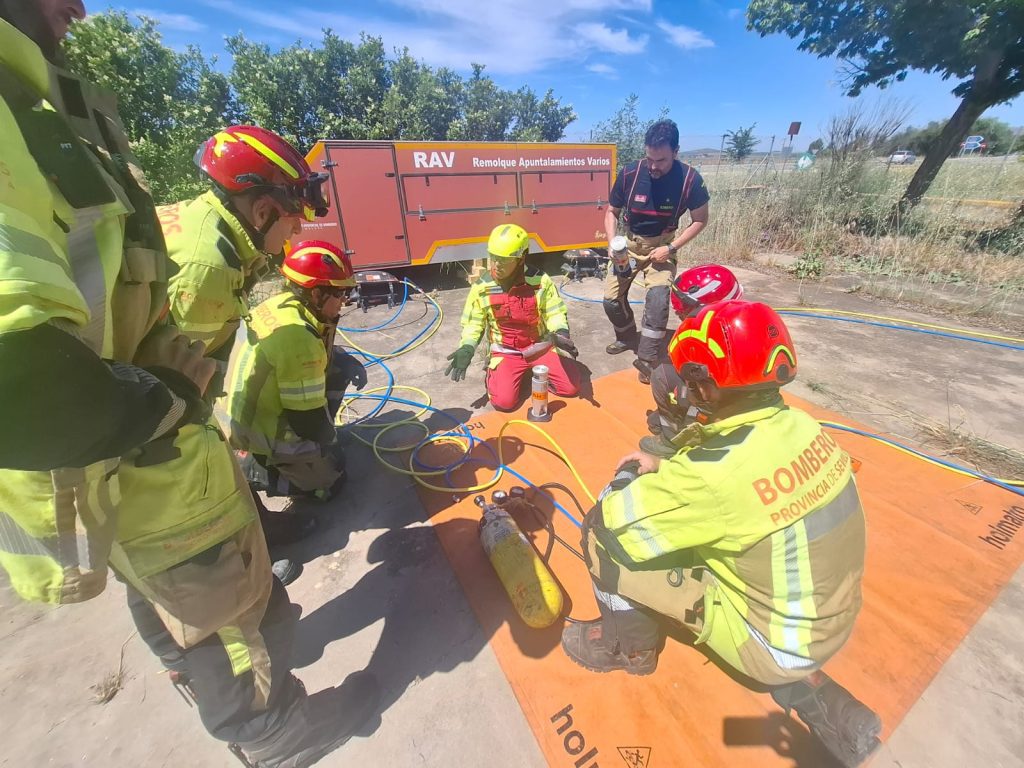 Bomberos del Consorcio de Sevilla se forman en rescate pesado en un workshop andaluz