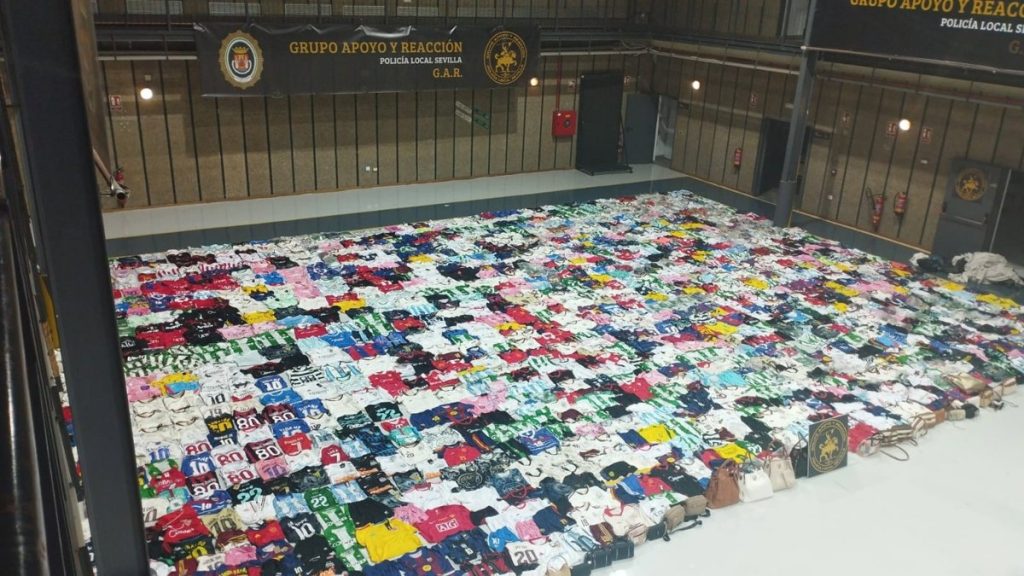 Investigan a policías locales de Sevilla por presunta apropiación de camisetas de manteros