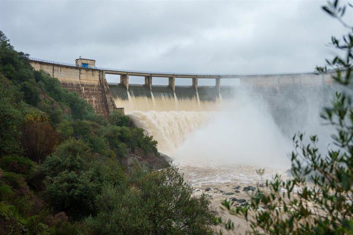 PSOE de Sevilla exige a la Junta blindar el canon del agua y evitar desvíos que excluyen a municipios