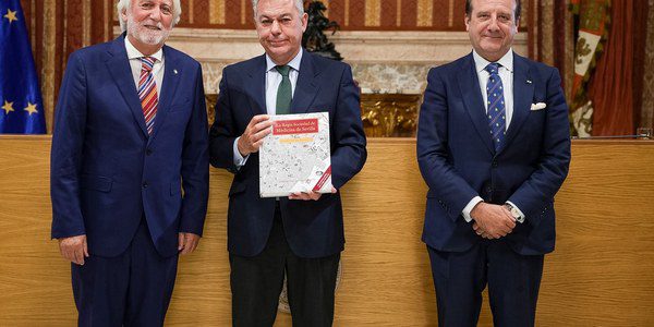 El Ayuntamiento de Sevilla acoge la presentación del libro sobre la Real Academia de Medicina, la más antigua del mundo