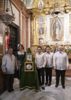 La Macarena recibe dos pinturas de la ex senadora filipina Geraldine Román Batista