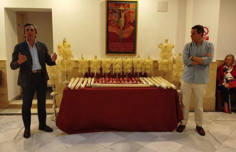 La Hermandad de San Roque entrega las velas de sus pasos a los donantes en Sevilla