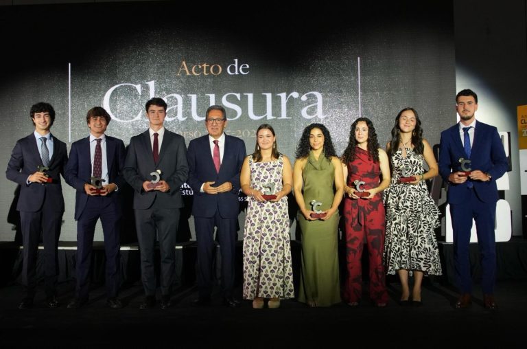 El Instituto Cajasol de Sevilla grad&uacute;a a su 39&ordf; promoci&oacute;n con 120 nuevos titulados