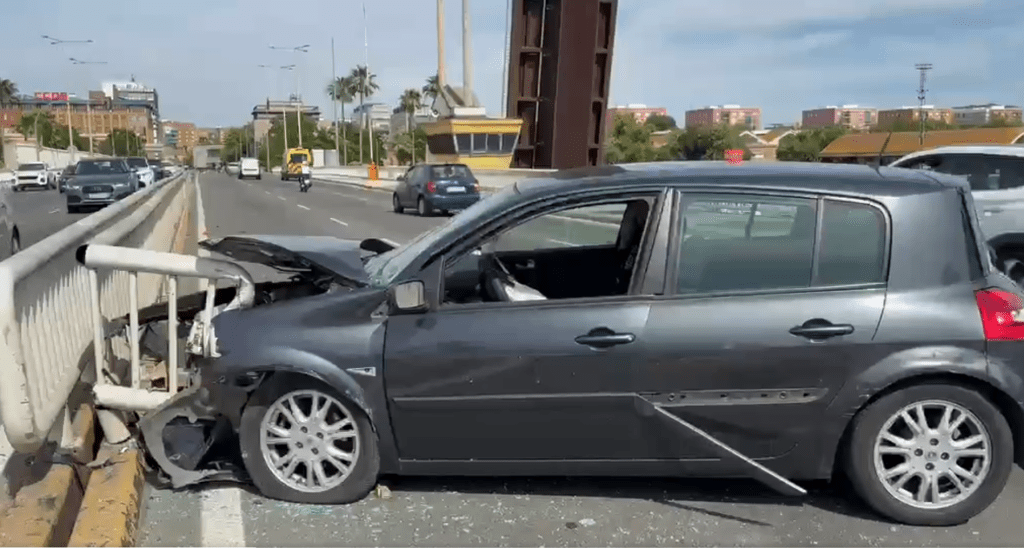 Cortado el Puente de las Delicias en Sevilla por un accidente de tráfico tras el reventón de un neumático