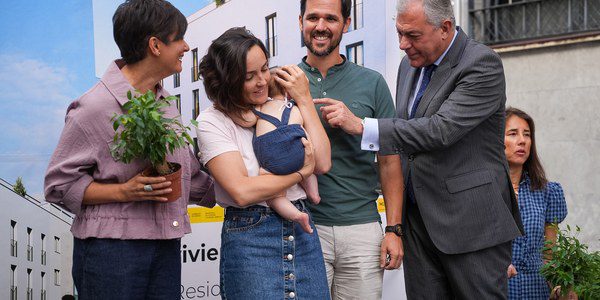 Sanz entrega 16 viviendas de Emvisesa en La María con 1,56 millones de inversión municipal