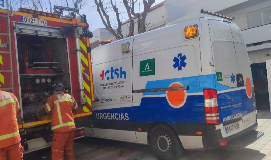 Una mujer de 34 años, evacuada por intoxicación de humo tras un incendio en Cartaya