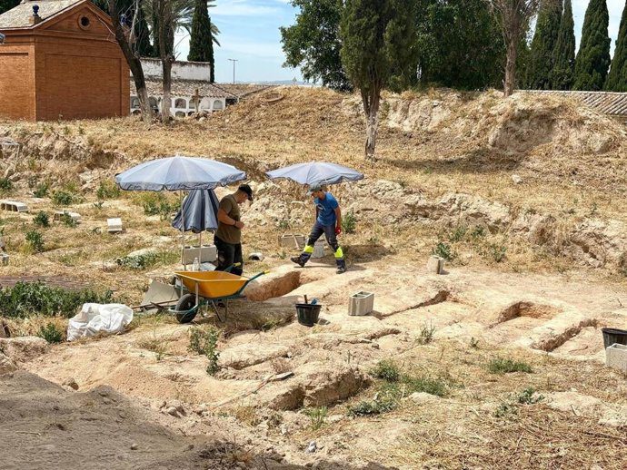 Osuna reanuda la exhumación de fosas en su cementerio, con 81 víctimas ya identificadas