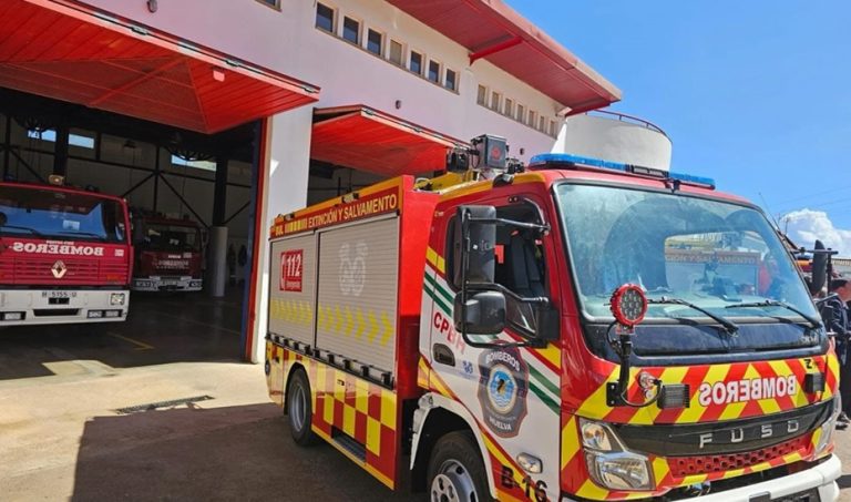 Dos mujeres afectadas por inhalaci&oacute;n de humo en un incendio de una cuarta planta en C&aacute;diz