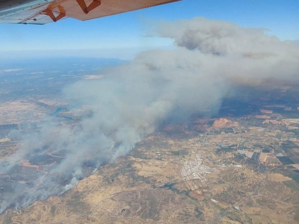 Desalojada una decena de vecinos por un incendio en Villanueva de los Castillejos