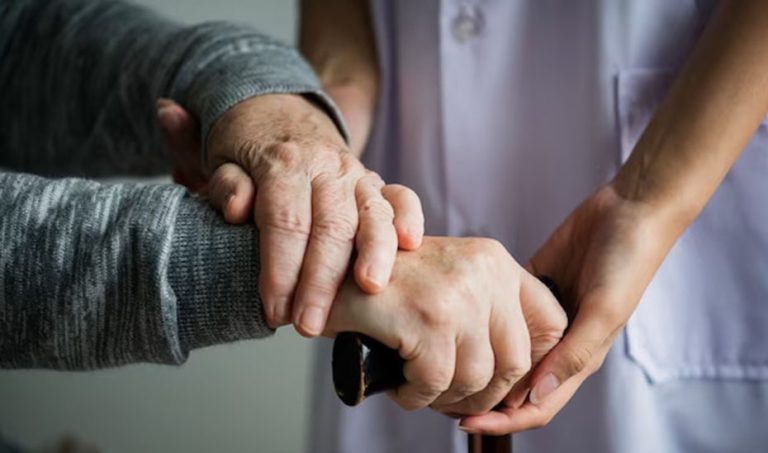 Andaluc&iacute;a bate r&eacute;cords: 352.000 dependientes atendidos y menor espera en los &uacute;ltimos 15 a&ntilde;os