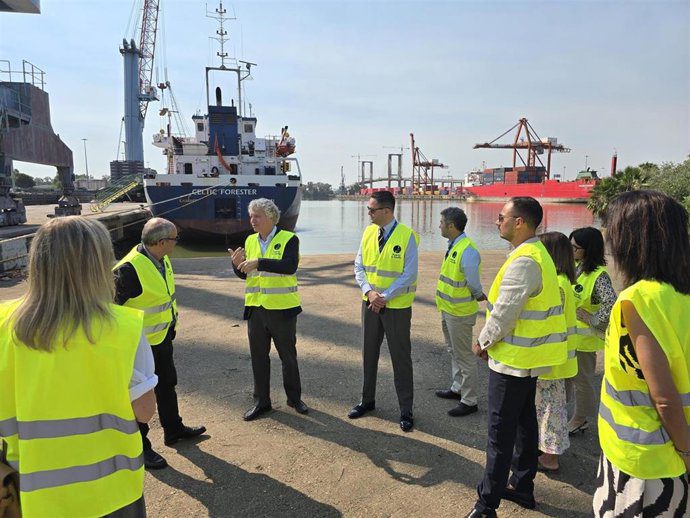 El Puerto de Sevilla despliega sus mejores galas para conseguir nuevos clientes