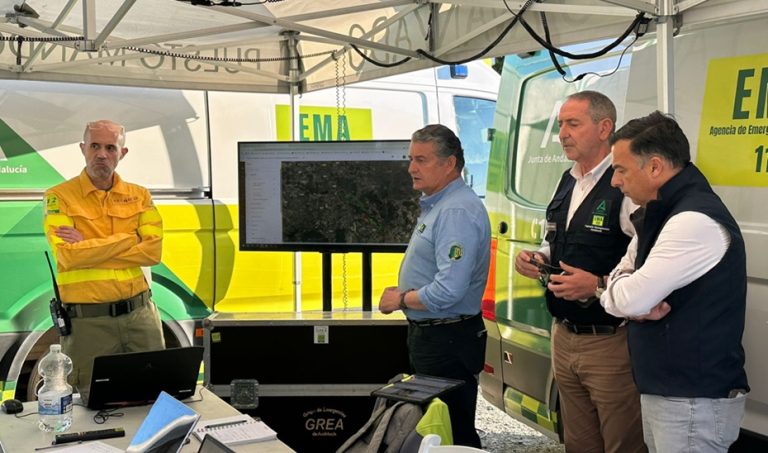 El Infoca y la UME movilizan 407 efectivos en el incendio de Castillejos con 96 vecinos a&uacute;n desalojados