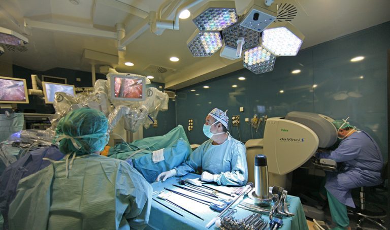 La Junta destina 7,6 millones anuales para 3 robots Da Vinci, 2 en hospitales de Sevilla